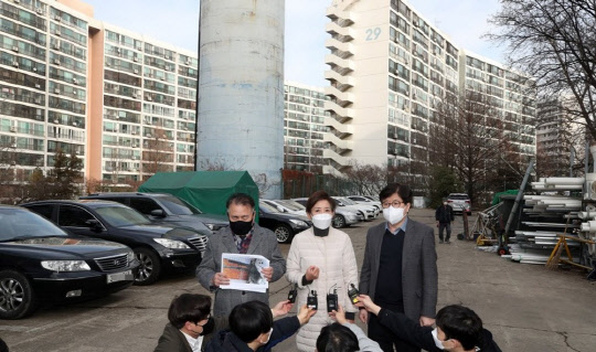 서울시장 보궐선거 출마 선언을 한 국민의힘 나경원(사진) 전 의원이 지난 27일 서울 강남구 대치동 은마아파트를 찾아 노후시설 등을 살펴본 뒤 취재진의 질문에 답하고 있다. <연합뉴스>